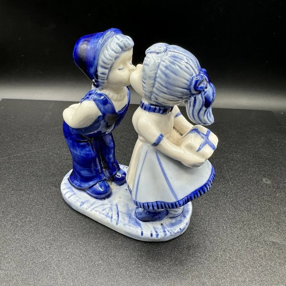 Vintage Delft Blue Kissing Dutch Couple Figurine 4.5